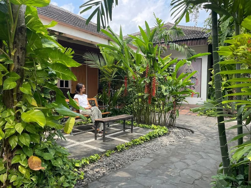 Omah Konco punya konsep guesthouse dan nuansa rumah pribadi.