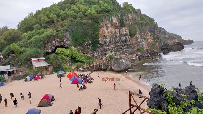 Pantai Ngrumput yang jadi lokasi camping di Gunung Kidul.