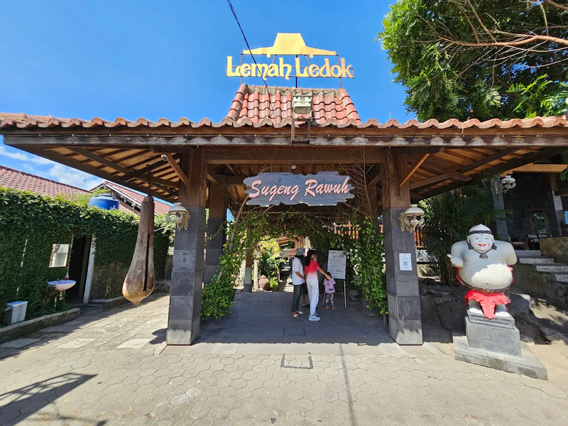 Lemah Ledok Garden Resto dengan nuansa klasik Jawa.