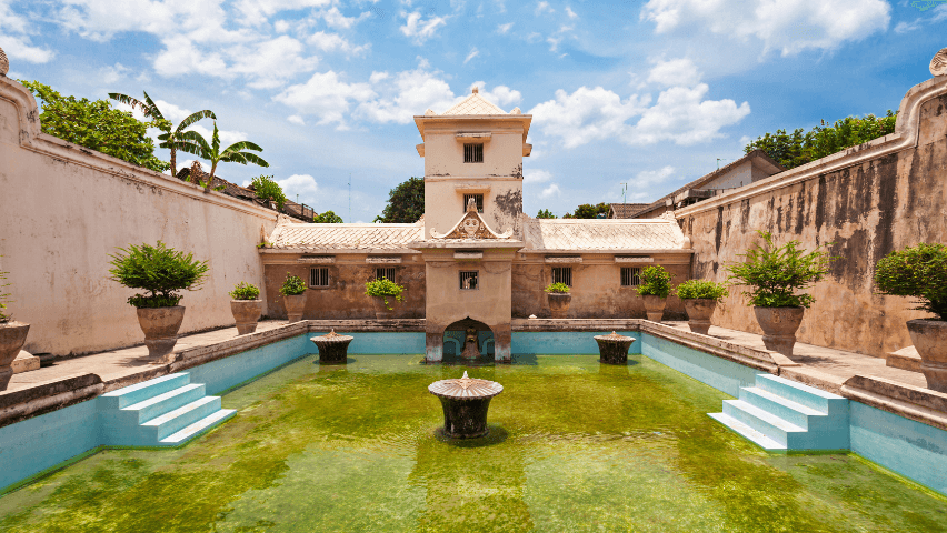 Istana Air Tamansari merupakan tempat pemandian raja zaman dahulu.