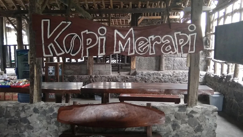 Kopi Merapi dengan latar langsung Gunung Merapi.
