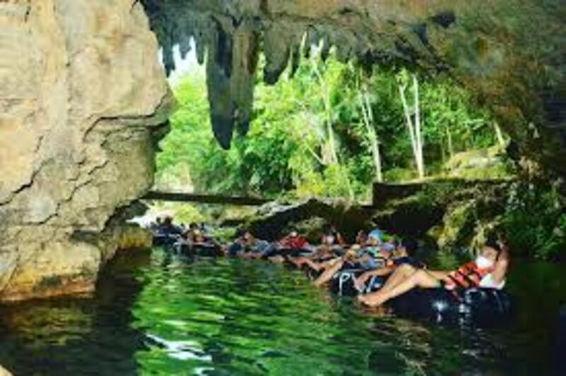 Wisata susur sungai Bawah tanah yang menyenangkan di Goa Pindul, Gunung Kidul.