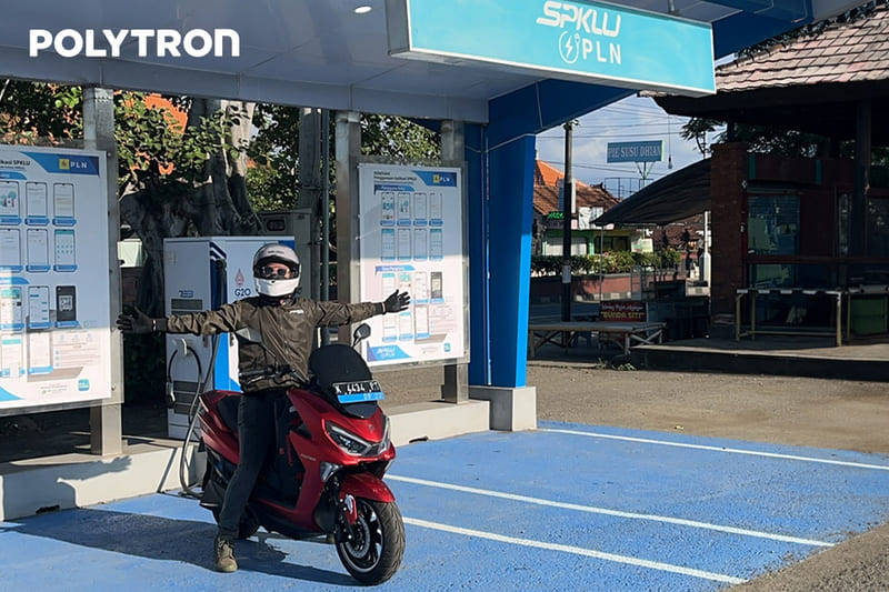 Seseorang melakukan pengisian daya motor listrik di stasiun pengisian umum Solo