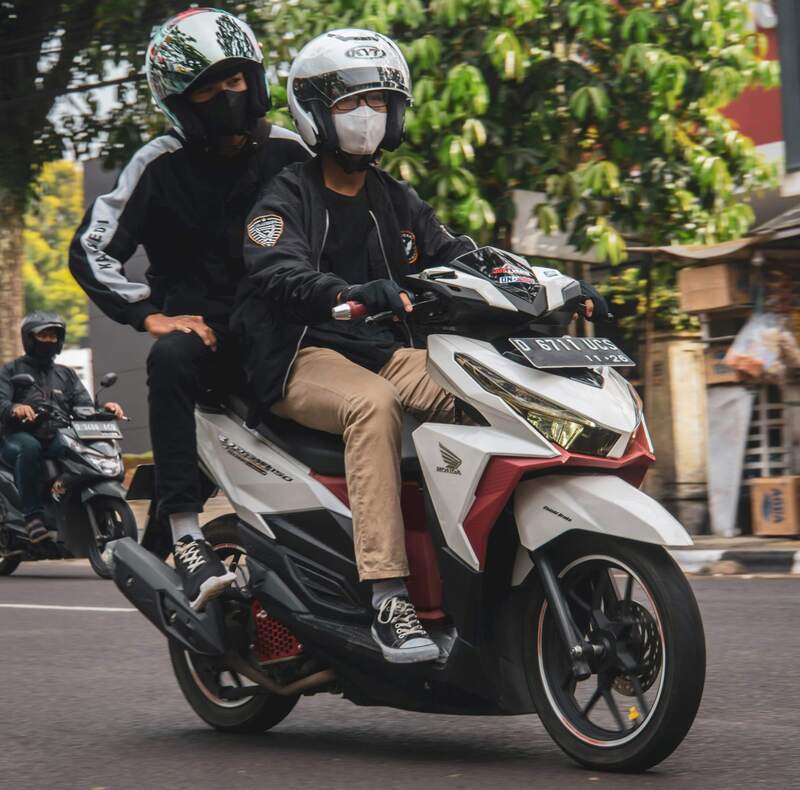 Ilustrasi orang yang bingung memilih jasa rental motor yang aman