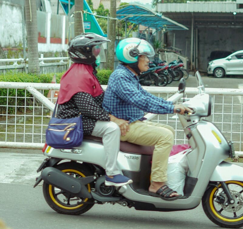 Helm bersih dan kartu akses motor listrik untuk penyewa