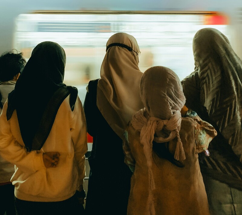 Petugas pengantaran motor sedang memberikan instruksi penggunaan kepada turis di stasiun