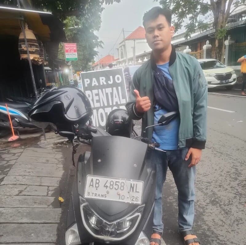 Petugas Brothers Trans mengantarkan motor ke pelanggan di Stasiun Lempuyangan