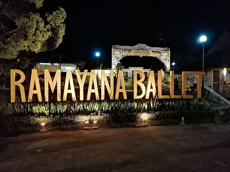 Pintu masuk gedung pertunjukan Ramayana Ballet Prambanan malam hari.