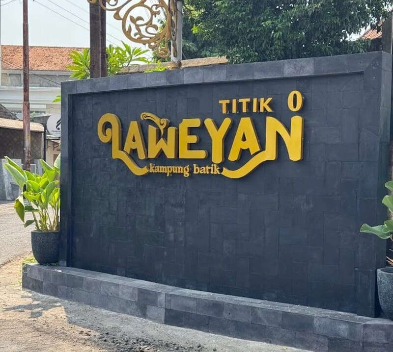 Motor listrik sedang melintasi gang artistik di Kampung Batik Laweyan