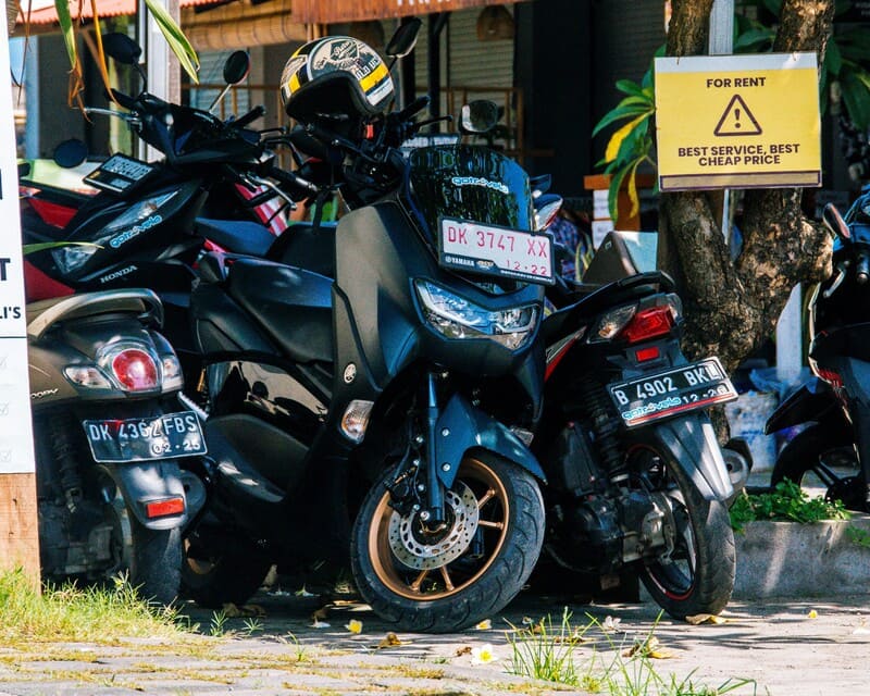 Wisatawan mengendarai motor sewa di jalanan Solo