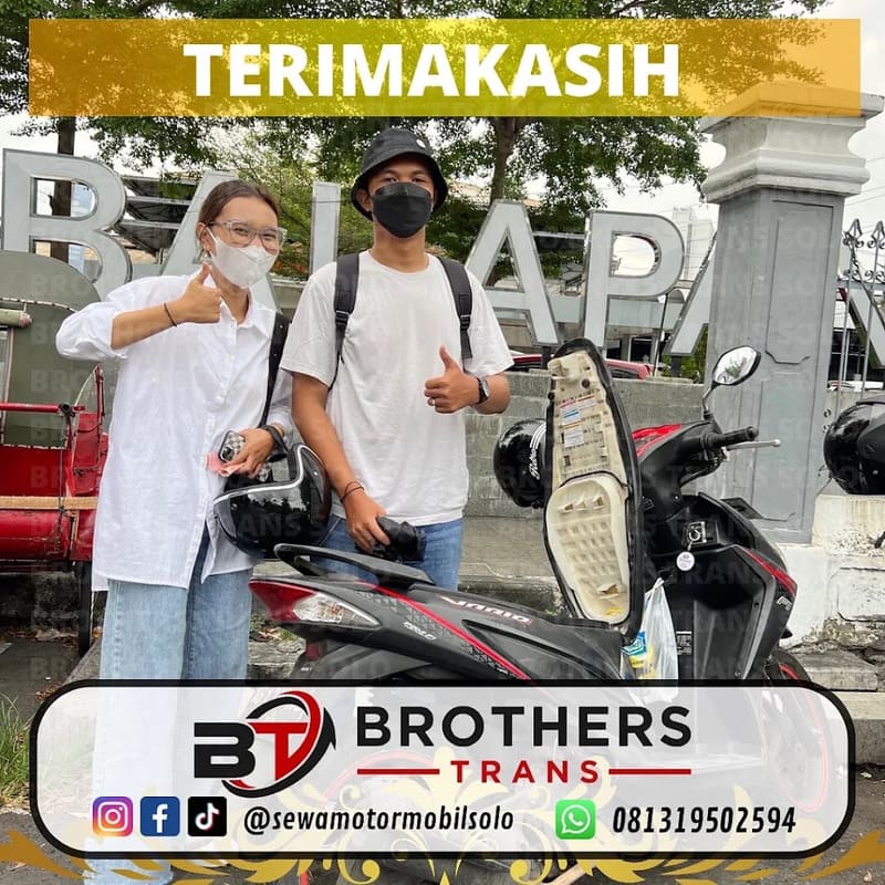 Admin rental motor memberikan penjelasan kepada penyewa