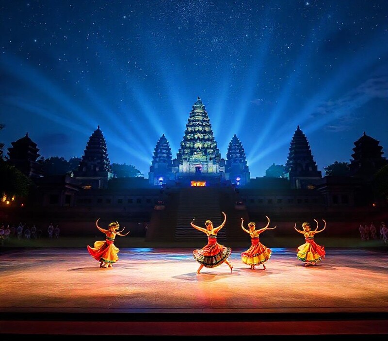 Pertunjukan Ramayana Ballet Prambanan dengan latar belakang candi malam hari