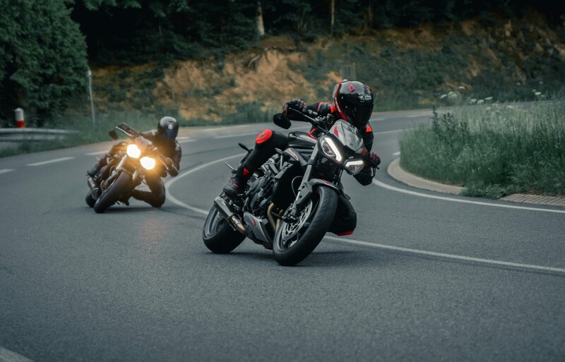 Seseorang sedang mengendarai motor listrik matic dari Solo menuju Jogja