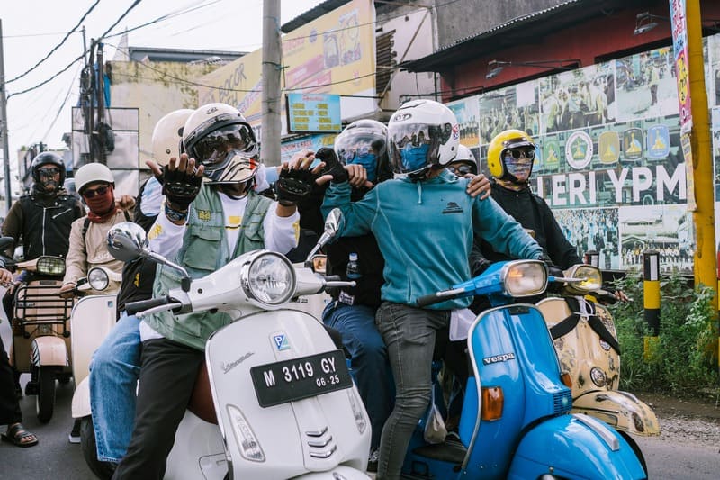 Wisatawan mengendarai motor listrik modern di jalanan Kota Solo yang asri