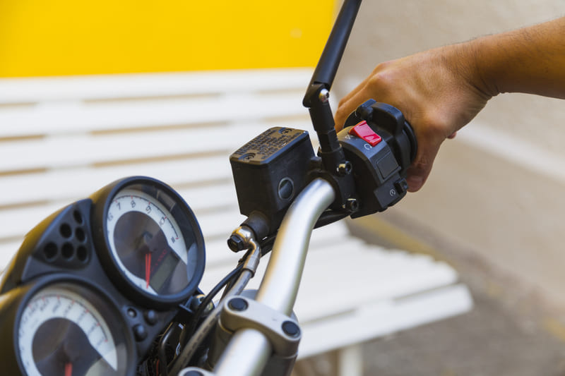 Wisatawan mengendarai motor di depan Gapura Keraton Surakarta