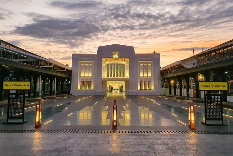 Wisatawan menerima motor sewaan di depan pintu keluar Stasiun Tugu Yogyakarta