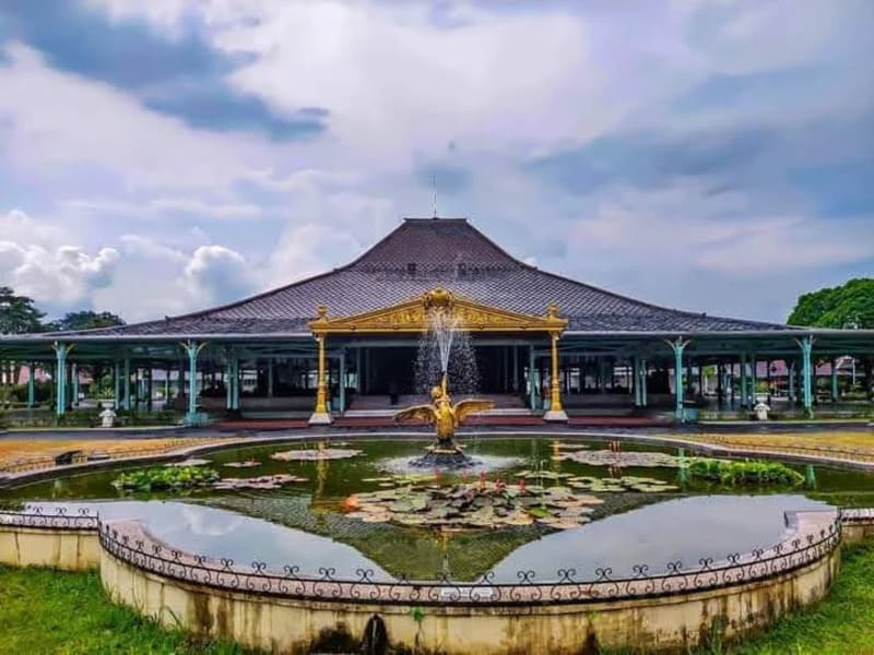 Kemegahan bangunan Pura Mangkunegaran Solo di siang hari