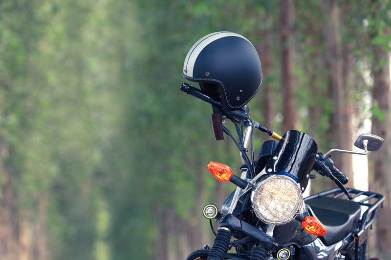 Dua helm SNI bersih diletakkan di atas motor matic